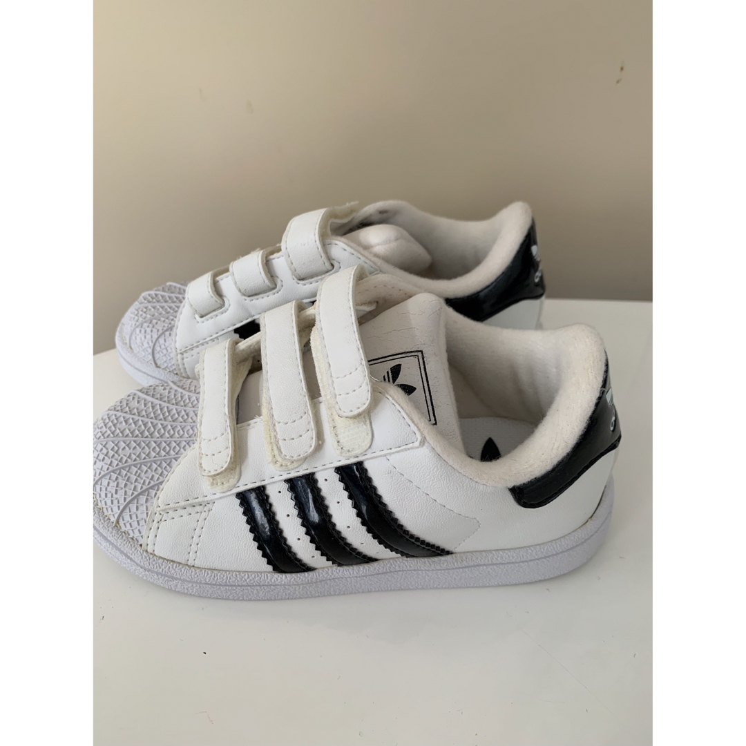 adidas(アディダス)のスニーカー キッズ/ベビー/マタニティのキッズ靴/シューズ(15cm~)(スニーカー)の商品写真