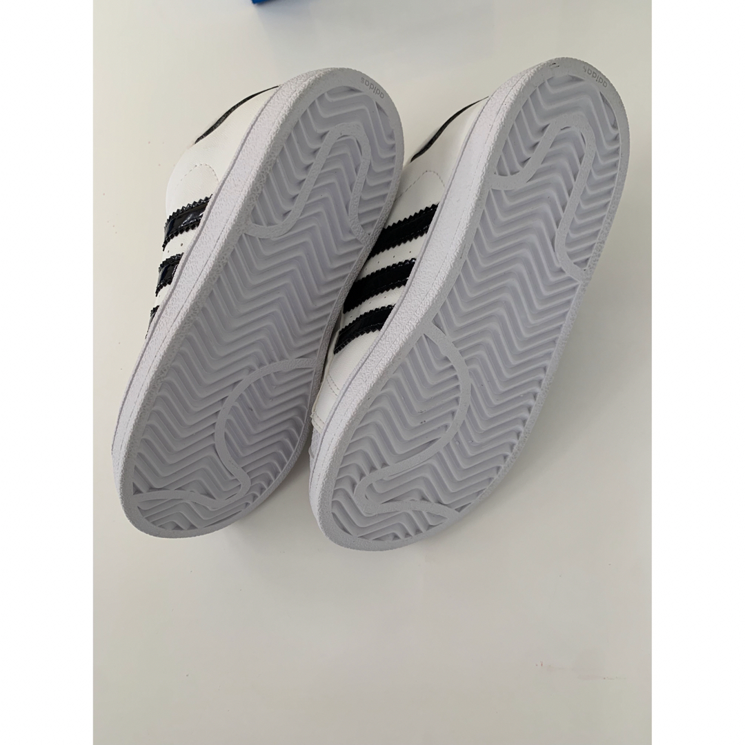 adidas(アディダス)のスニーカー キッズ/ベビー/マタニティのキッズ靴/シューズ(15cm~)(スニーカー)の商品写真