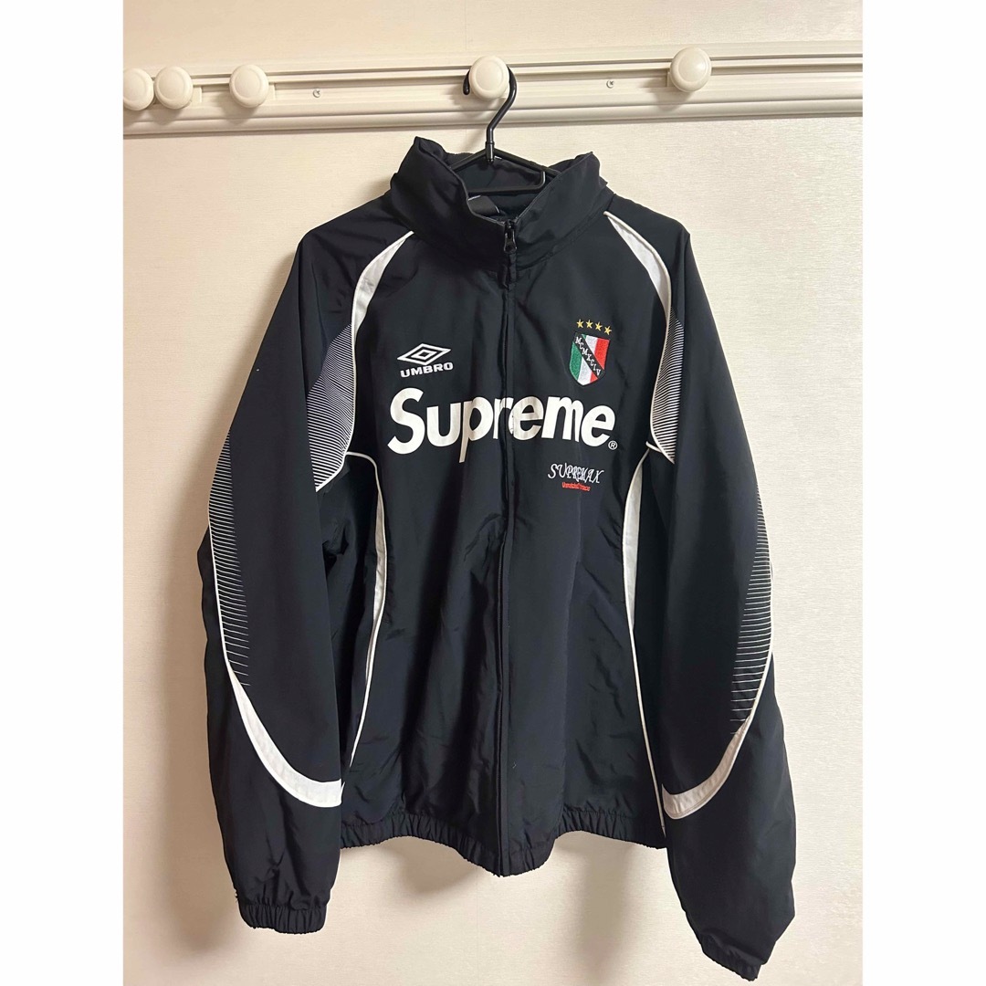 Supreme(シュプリーム)の【激レア】Supreme Umbro Track Jacket 22ss メンズのジャケット/アウター(ナイロンジャケット)の商品写真