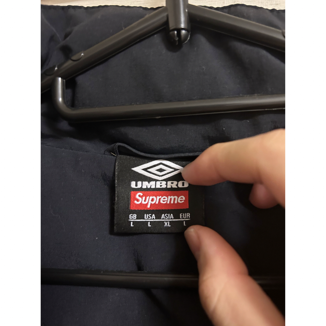 Supreme(シュプリーム)の【激レア】Supreme Umbro Track Jacket 22ss メンズのジャケット/アウター(ナイロンジャケット)の商品写真