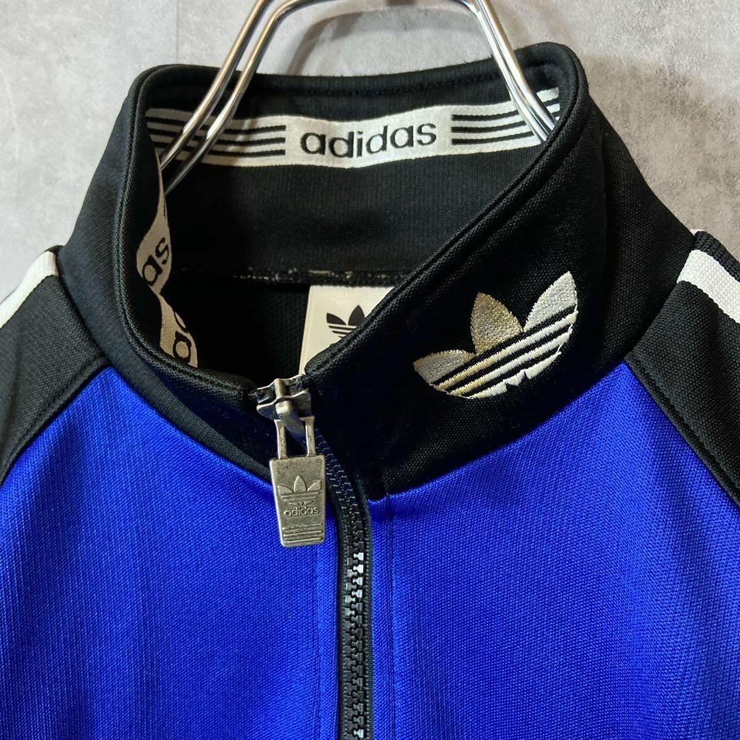 【人気トラックジャケット、デサント製】adidasジャージネック刺繍ロゴ黒