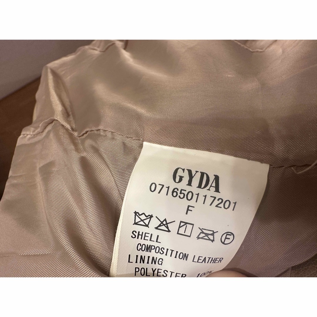 GYDA(ジェイダ)のGYDA ジェイダ シンプルフェイクレザーライダース ベージュ 美品 レディースのジャケット/アウター(ライダースジャケット)の商品写真