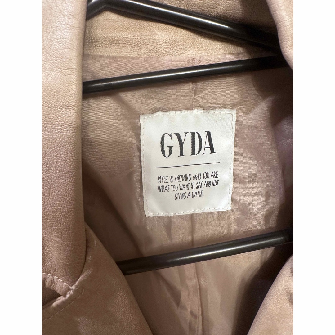 GYDA(ジェイダ)のGYDA ジェイダ シンプルフェイクレザーライダース ベージュ 美品 レディースのジャケット/アウター(ライダースジャケット)の商品写真
