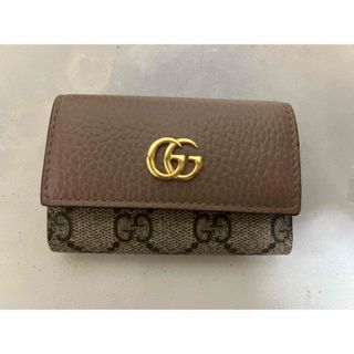 グッチ(Gucci)のGUCCIキーケースレディースGGマーモントベージュ(キーケース)