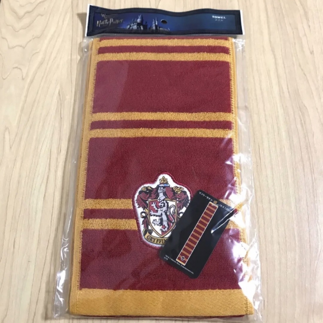 USJ(ユニバーサルスタジオジャパン)の【新品】USJ 公式　ハリーポッター　タオル　グリフィンドール エンタメ/ホビーのおもちゃ/ぬいぐるみ(キャラクターグッズ)の商品写真