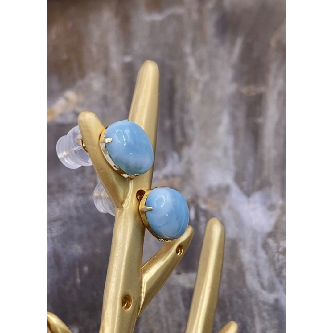 人気✨ヒーリングストーン（Larimar）ラリマーピアス　K18YG レディースのアクセサリー(ピアス)の商品写真