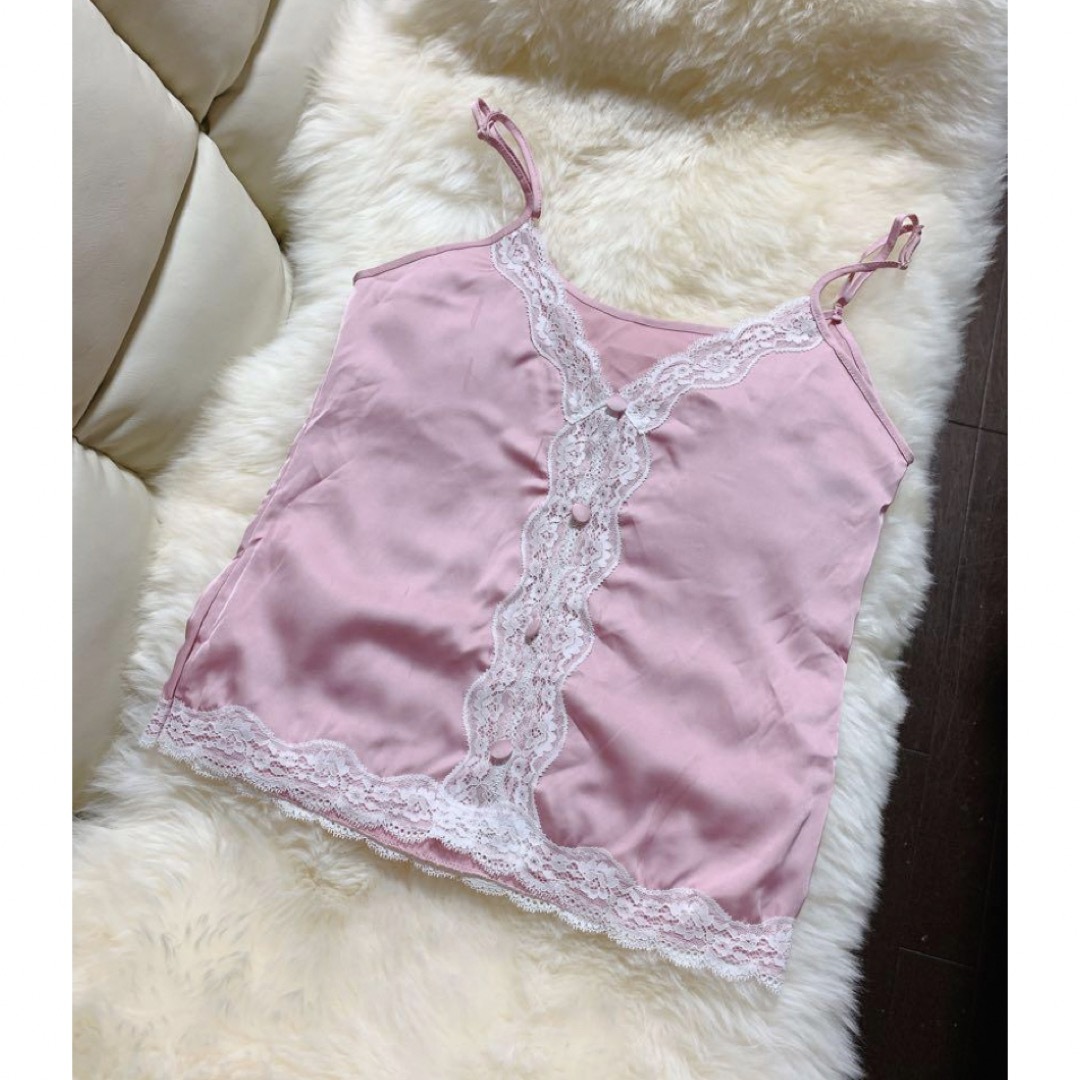 Victoria's Secret(ヴィクトリアズシークレット)の新品未使用白レース×キャミショーパンセット レディースのルームウェア/パジャマ(ルームウェア)の商品写真