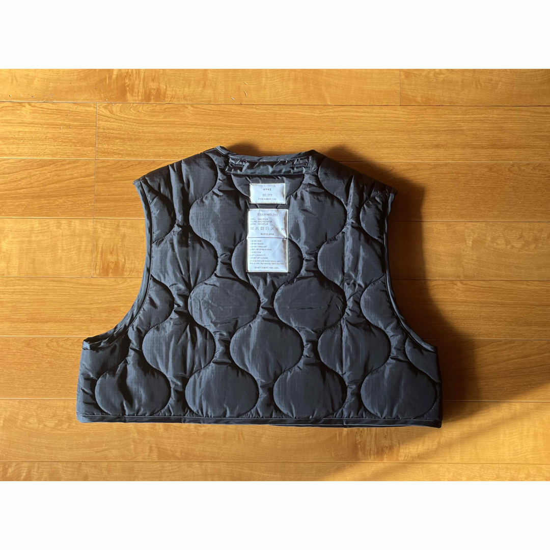 【HYKE】QUILTED CROPPED VEST 23A/W