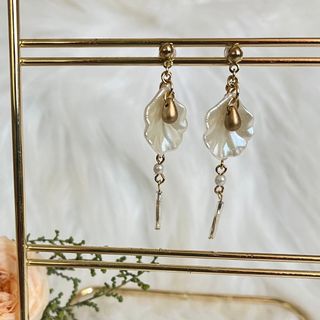 エメ(AIMER)の【ハンドメイド】花びらのパールモチーフピアス(ピアス)