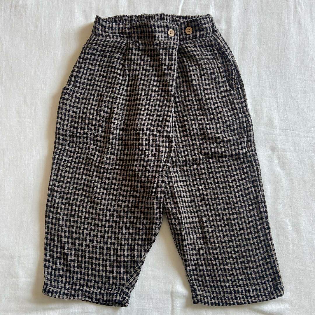 ZARA KIDS(ザラキッズ)のボタンデザインパンツ　90 キッズ/ベビー/マタニティのキッズ服男の子用(90cm~)(パンツ/スパッツ)の商品写真