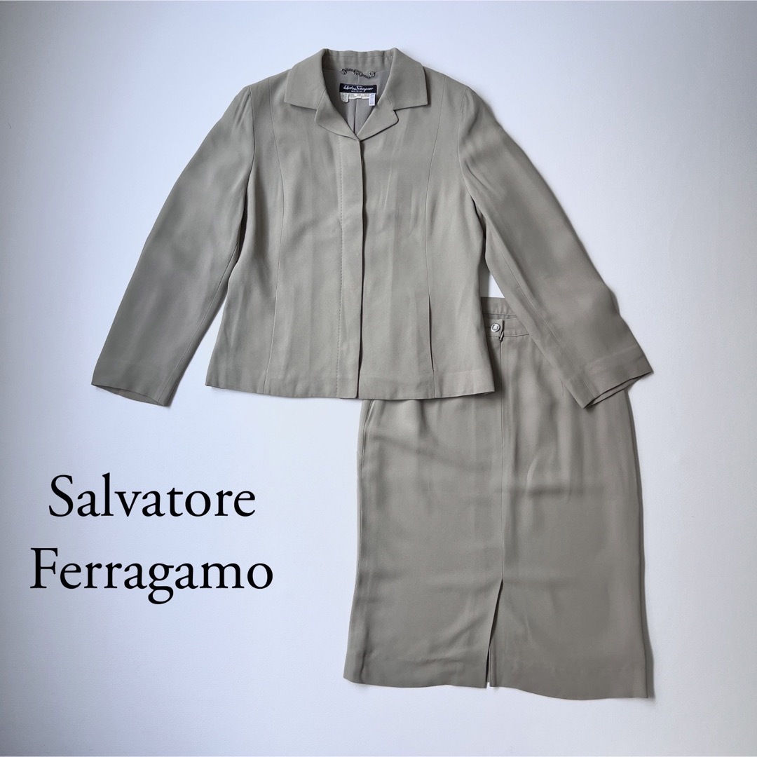 Salvatore Ferragamo(サルヴァトーレフェラガモ)のSalvatore Ferragamo フェラガモ　スカートスーツ　ガンチーニ レディースのフォーマル/ドレス(スーツ)の商品写真