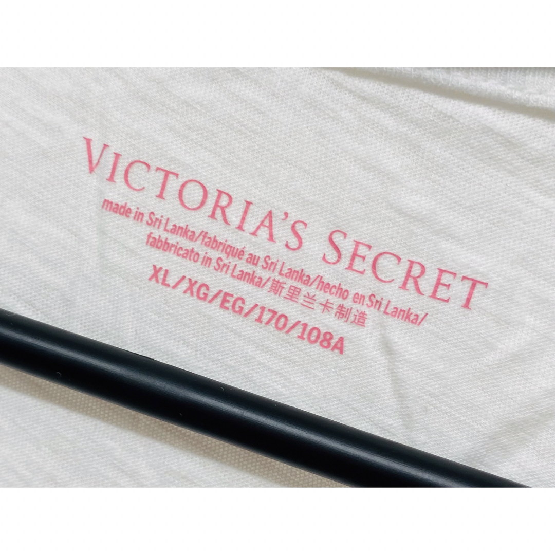 Victoria's Secret(ヴィクトリアズシークレット)の新品未使用　Victoria’s Secret Vネックシャツ レディースのトップス(Tシャツ(半袖/袖なし))の商品写真
