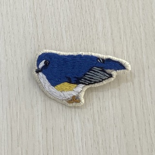 鳥の刺繍ブローチ ハンドメイド(コサージュ/ブローチ)
