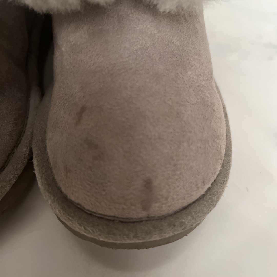 UGG AUSTRALIA(アグオーストラリア)のUGG ムートンブーツ　キッズ キッズ/ベビー/マタニティのキッズ靴/シューズ(15cm~)(ブーツ)の商品写真