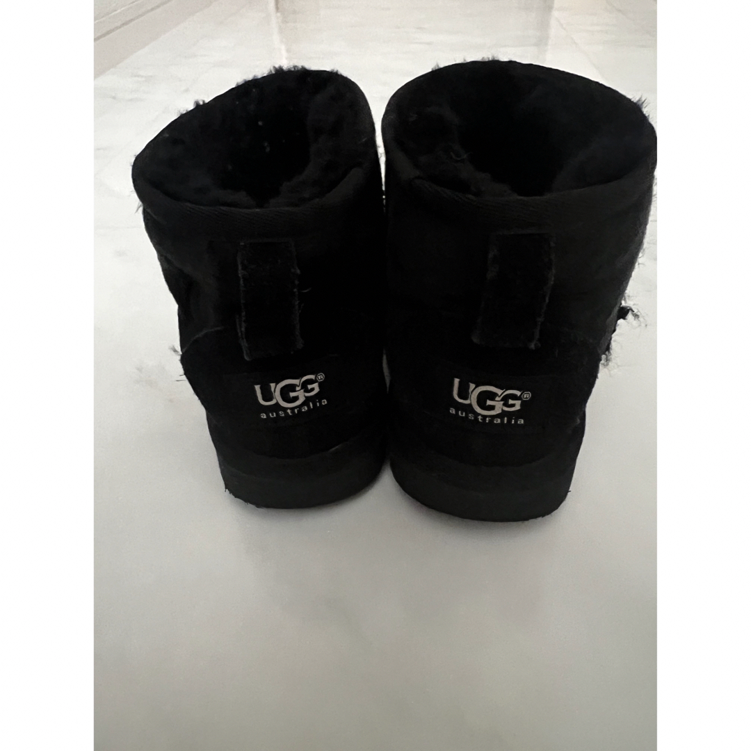 UGG AUSTRALIA(アグオーストラリア)のUGG ムートンブーツ　キッズ キッズ/ベビー/マタニティのキッズ靴/シューズ(15cm~)(ブーツ)の商品写真