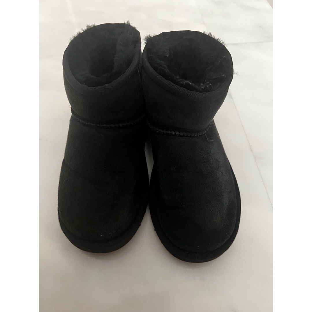 UGG AUSTRALIA(アグオーストラリア)のUGG ムートンブーツ　キッズ キッズ/ベビー/マタニティのキッズ靴/シューズ(15cm~)(ブーツ)の商品写真