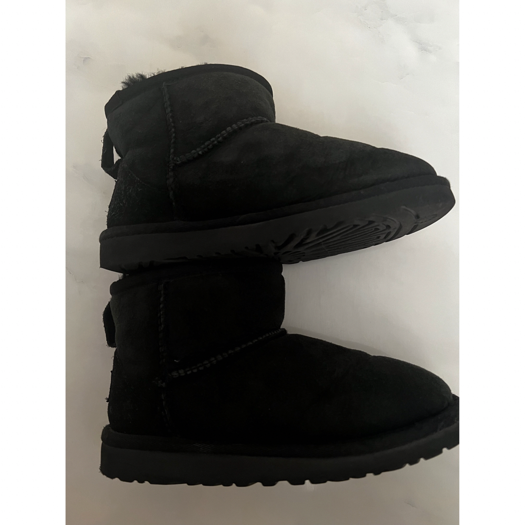 UGG AUSTRALIA(アグオーストラリア)のUGG ムートンブーツ　キッズ キッズ/ベビー/マタニティのキッズ靴/シューズ(15cm~)(ブーツ)の商品写真