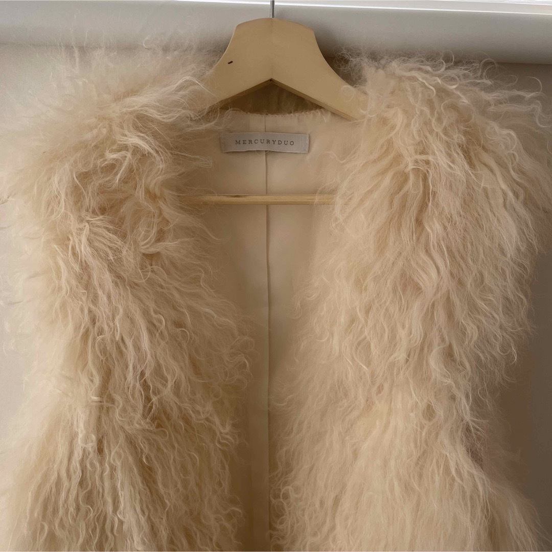 マーキュリーデュオ　ラムファーベスト レディースのジャケット/アウター(毛皮/ファーコート)の商品写真
