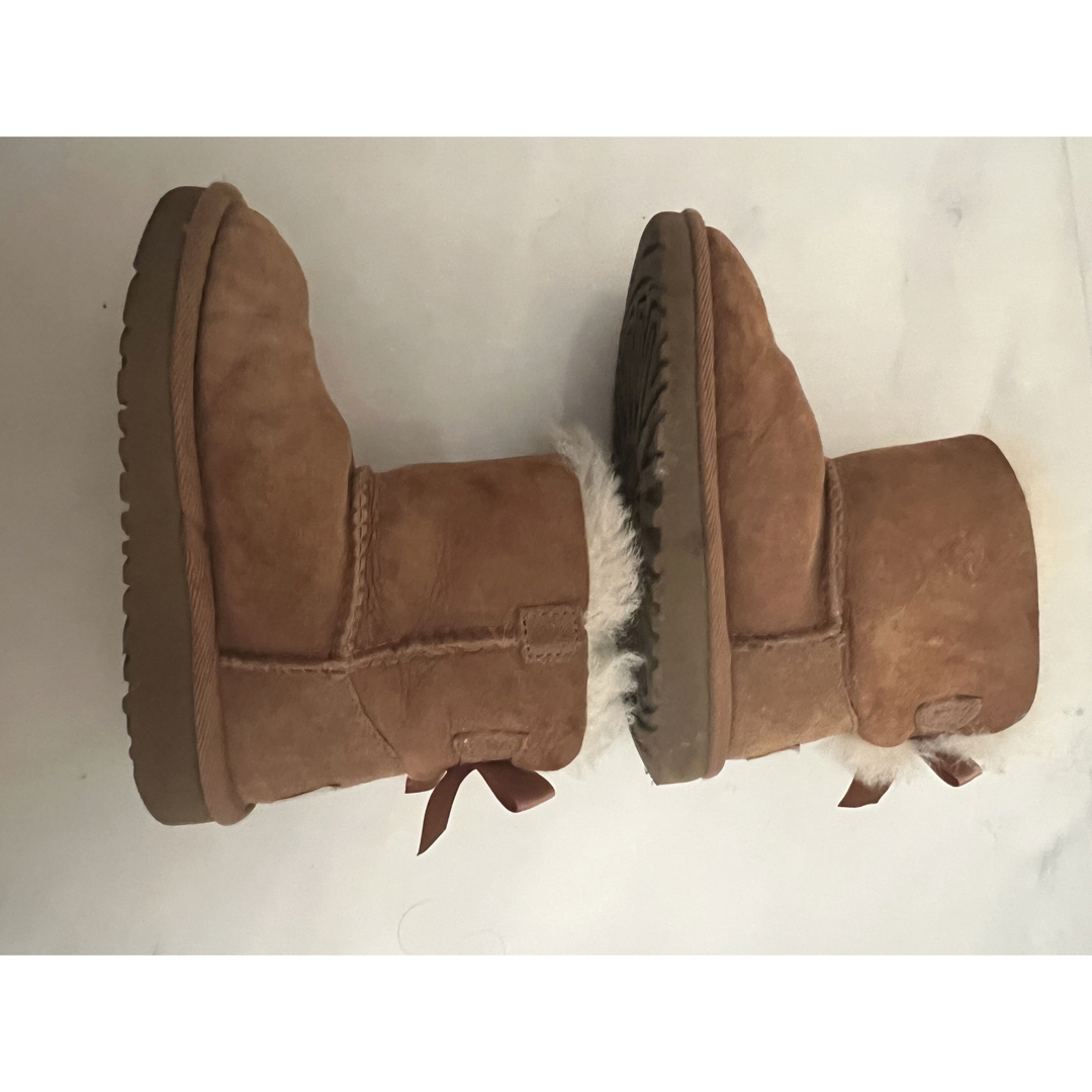 UGG AUSTRALIA(アグオーストラリア)のUGG ムートンブーツ　キッズ キッズ/ベビー/マタニティのキッズ靴/シューズ(15cm~)(ブーツ)の商品写真