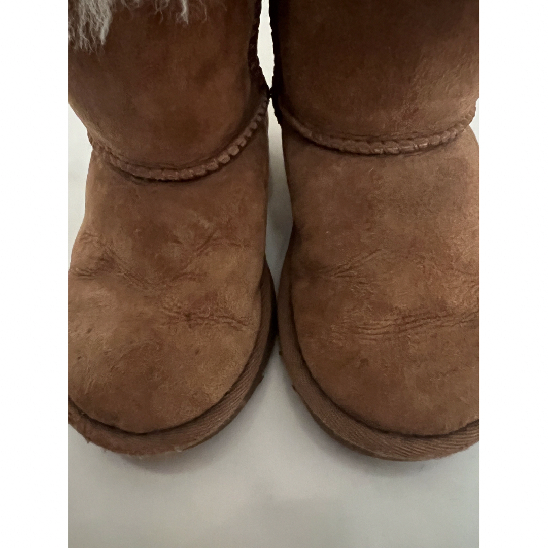 UGG AUSTRALIA(アグオーストラリア)のUGG ムートンブーツ　キッズ キッズ/ベビー/マタニティのキッズ靴/シューズ(15cm~)(ブーツ)の商品写真