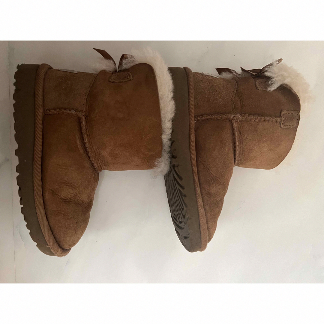 UGG AUSTRALIA(アグオーストラリア)のUGG ムートンブーツ　キッズ キッズ/ベビー/マタニティのキッズ靴/シューズ(15cm~)(ブーツ)の商品写真