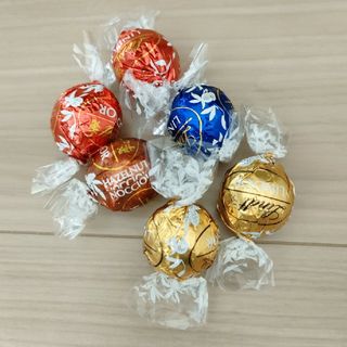 リンツ(Lindt)のリンツリンドールチョコレート　ゴールドアソート 6個(菓子/デザート)