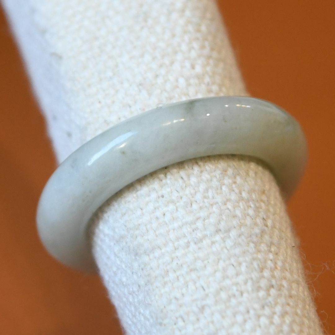 J1084　ヒスイ　翡翠　リング　指輪　14号　ミャンマー　ジェイド　ジェダイト レディースのアクセサリー(リング(指輪))の商品写真