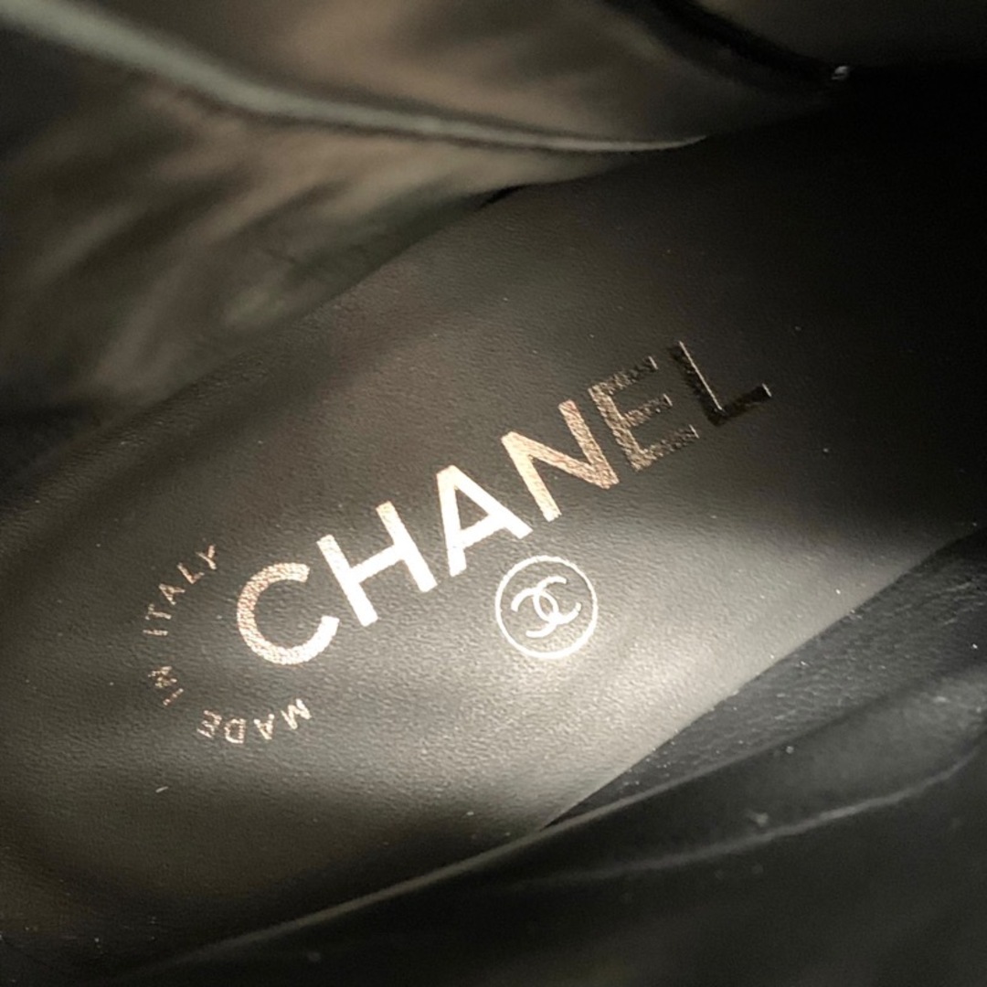 CHANEL(シャネル)のシャネル CHANEL ブーツ ショートブーツ 靴 シューズ レザー ブラック 黒 ココマーク チェーン マトラッセ レディースの靴/シューズ(ブーツ)の商品写真