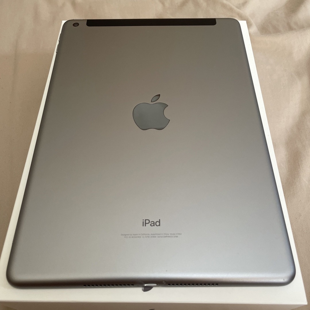 iPad第6世代Wi-Fi+Cellular 32GB シルバーの通販 by かんな's shop|ラクマ