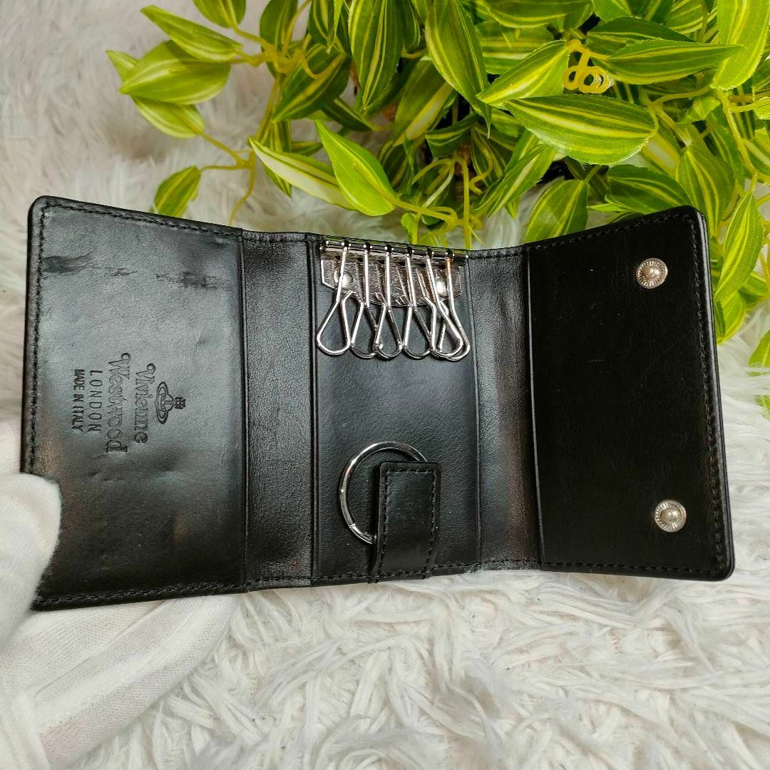 Vivienne Westwood(ヴィヴィアンウエストウッド)のヴィヴィアンウエストウッド キーケース ブラック オーブロゴ レザー エンボス レディースのファッション小物(財布)の商品写真