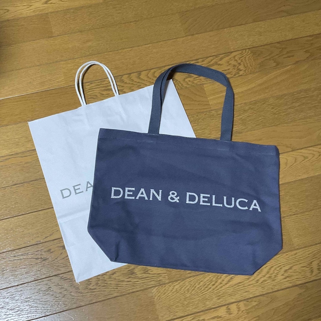 DEAN & DELUCA(ディーンアンドデルーカ)のDEAN&DELUCA チャリティートートバッグ ブルーグレー  Lサイズ  メンズのバッグ(トートバッグ)の商品写真