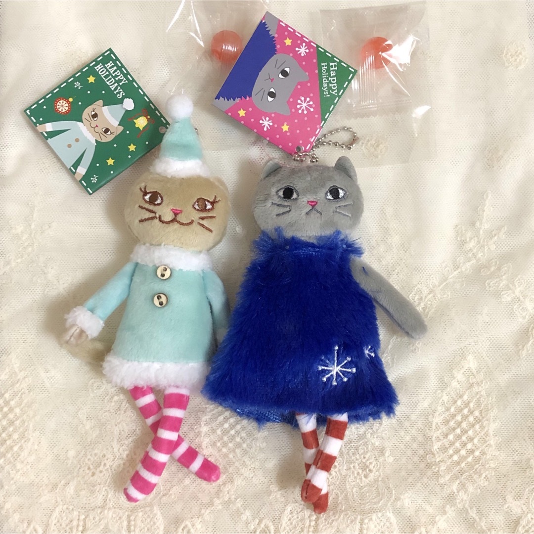 KALDI(カルディ)の★新品★カルディ　クリスマス　くたくたねこちゃん　ベージュ＆グレー　ギフト　 エンタメ/ホビーのおもちゃ/ぬいぐるみ(キャラクターグッズ)の商品写真