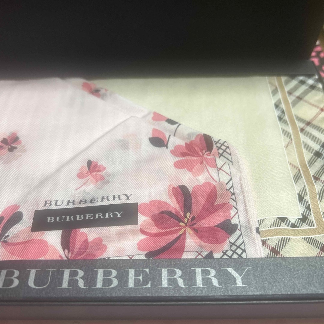 BURBERRY(バーバリー)のバーバリー　ハンカチ レディースのファッション小物(ハンカチ)の商品写真