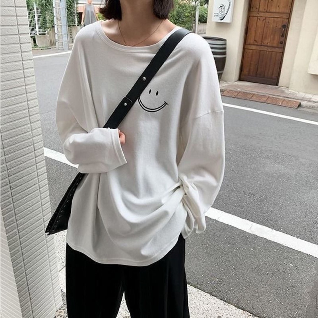 長袖 Ｔ ロンTシャツ k レディース 白　スマイル ビック シルエット レディースのトップス(Tシャツ(長袖/七分))の商品写真