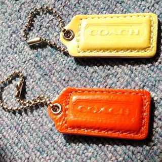 コーチ(COACH)のCOACH タグ　キーチャーム　ｸﾘｰﾑ色とｵﾚﾝｼﾞ色の2点ｾｯﾄ(チャーム)