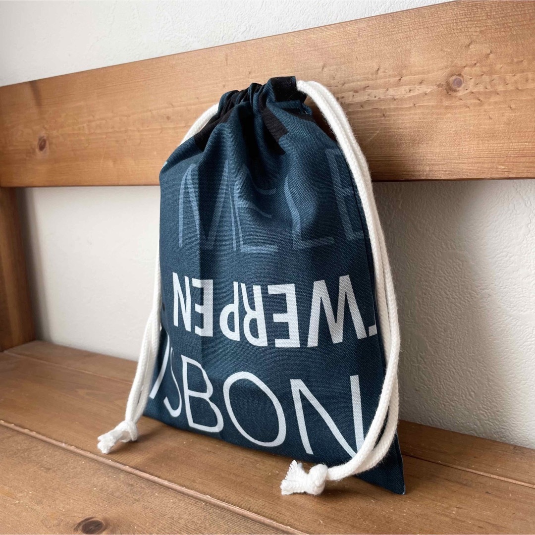 英字ロゴブルー　巾着袋　給食袋　ハンドメイド ハンドメイドのキッズ/ベビー(外出用品)の商品写真