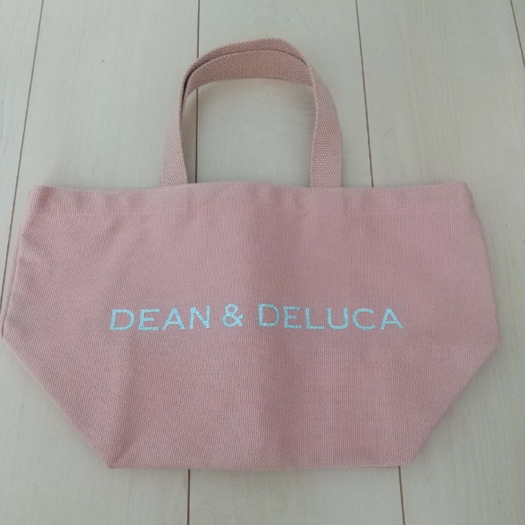DEAN & DELUCA(ディーンアンドデルーカ)のDEAN & DELUCA チャリティートートバッグ コーラル Sサイズ メンズのバッグ(トートバッグ)の商品写真