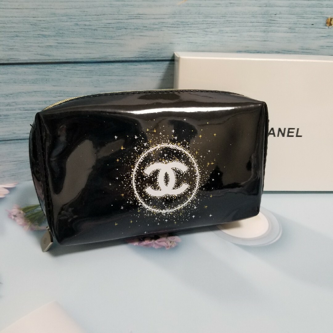 CHANEL(シャネル)の【新品】CHANEL　シャネルノベルティ エナメルポーチ ブラック レディースのファッション小物(ポーチ)の商品写真