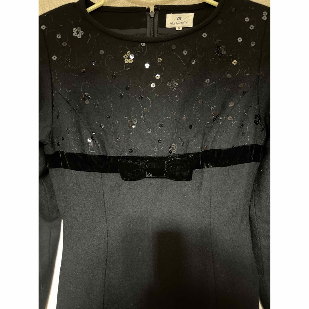 M'S GRACY(エムズグレイシー)のM'S GRACY ブラックワンピース　胸リボン　スパンコール　花柄　フォーマル レディースのフォーマル/ドレス(礼服/喪服)の商品写真