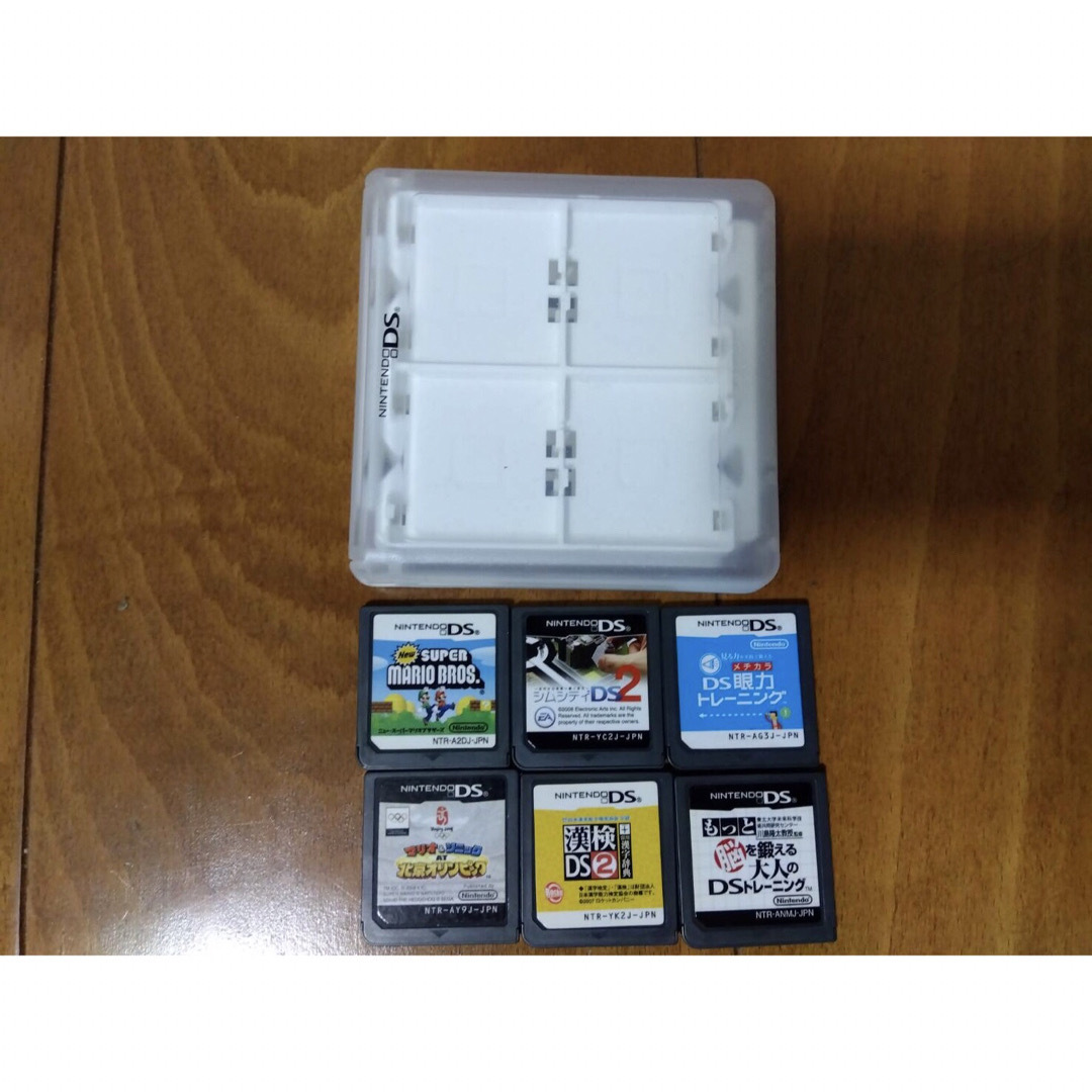 任天堂(ニンテンドウ)の【ケース付き】ニンテンドーDS Lite ピンク カセット6個付き エンタメ/ホビーのゲームソフト/ゲーム機本体(携帯用ゲーム機本体)の商品写真