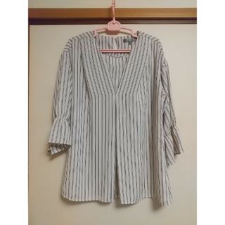 シューラルー(SHOO・LA・RUE)の✨美品✨♥️シューラルー 袖フリルブラウス♥️(シャツ/ブラウス(長袖/七分))