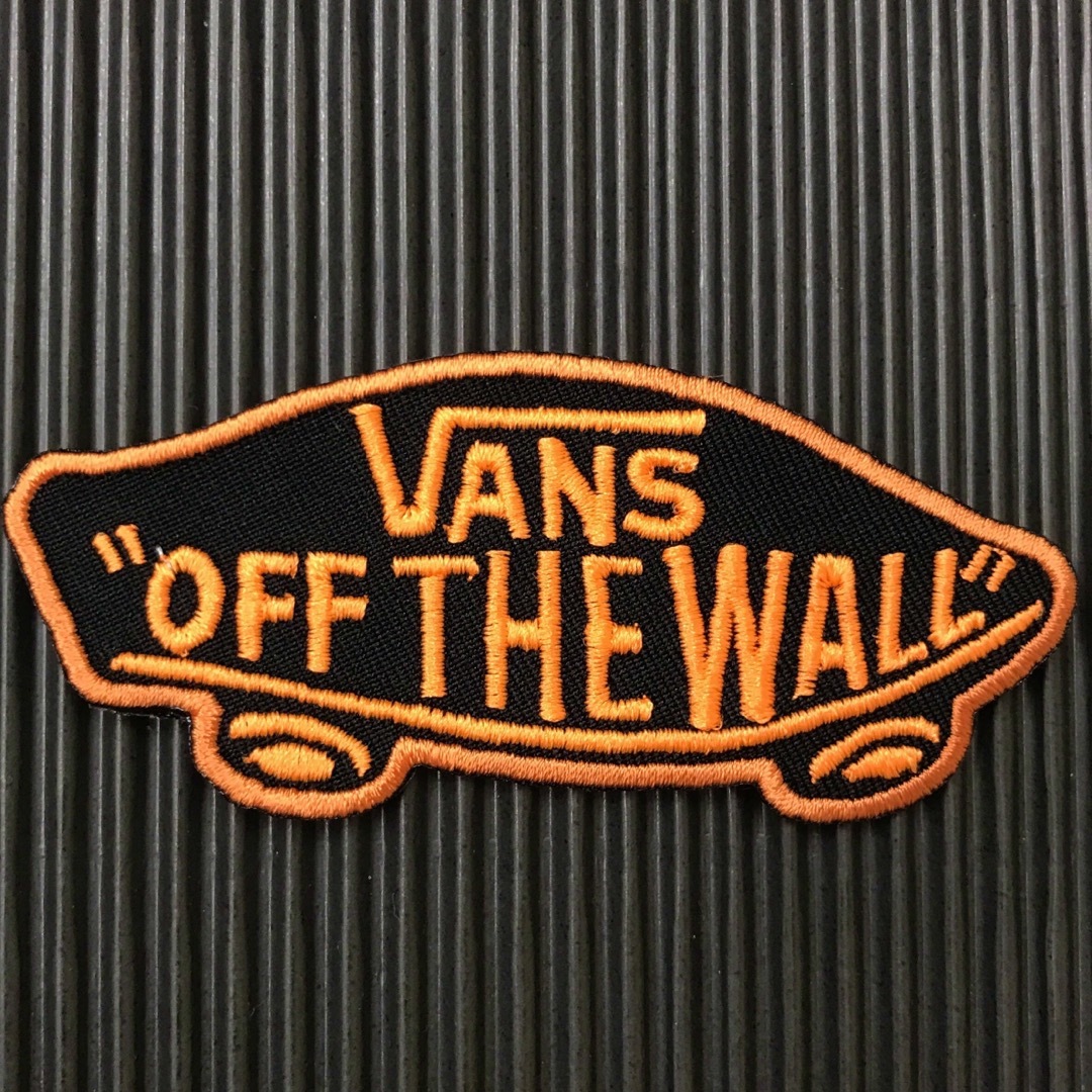 VANS(ヴァンズ)のVANS OFF THE WALL ロゴアイロンワッペン 黒×蛍光オレンジ P 自動車/バイクのバイク(装備/装具)の商品写真