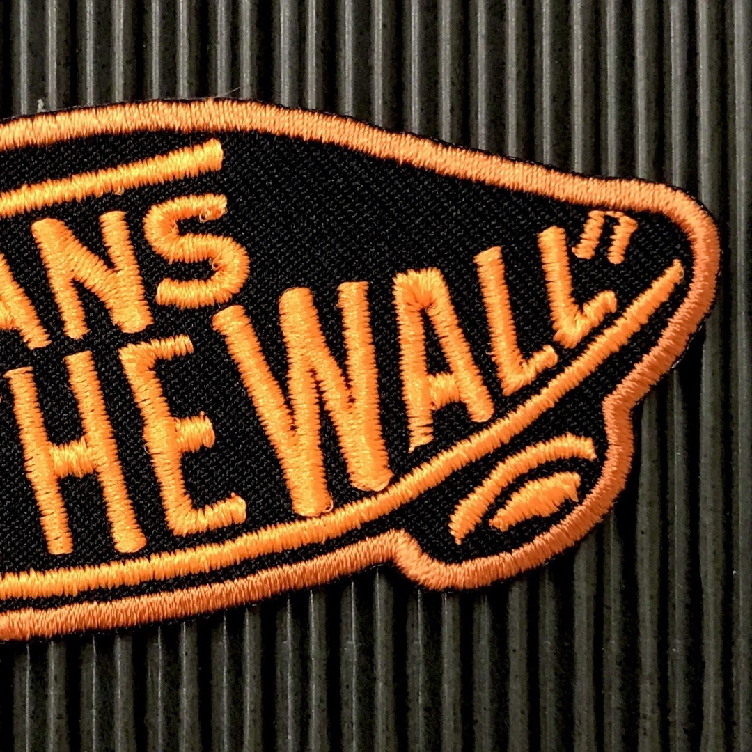 VANS(ヴァンズ)のVANS OFF THE WALL ロゴアイロンワッペン 黒×蛍光オレンジ Q レディースの帽子(その他)の商品写真