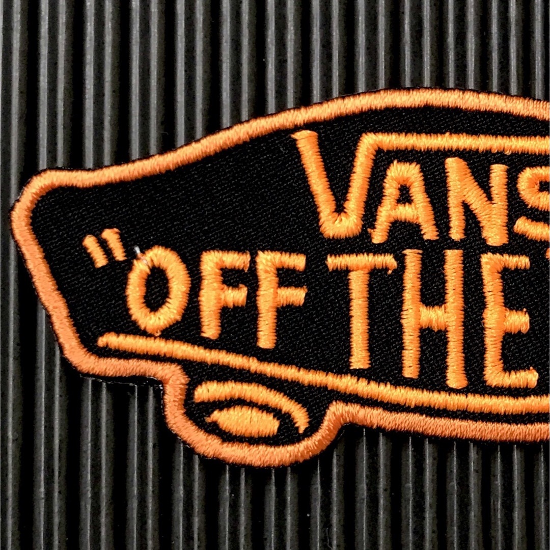 VANS(ヴァンズ)のVANS OFF THE WALL ロゴアイロンワッペン 黒×蛍光オレンジ Q レディースの帽子(その他)の商品写真