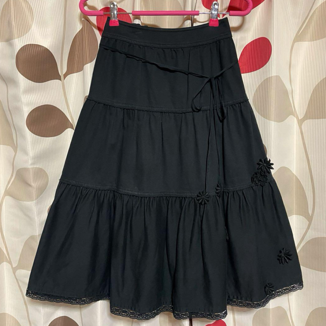 PINK HOUSE(ピンクハウス)の美品　ピンクハウス　フラワーリボン付き　裾レース　ティアード　スカート　ブラック レディースのスカート(ロングスカート)の商品写真