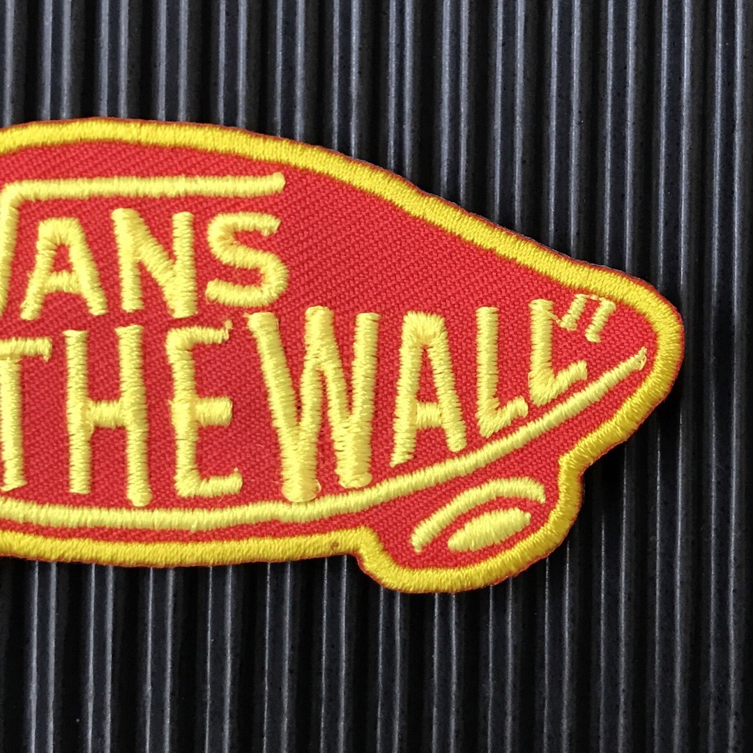 VANS(ヴァンズ)のVANS OFF THE WALL ロゴアイロンワッペン 赤×黄 蛍光糸使用 G レディースの帽子(その他)の商品写真