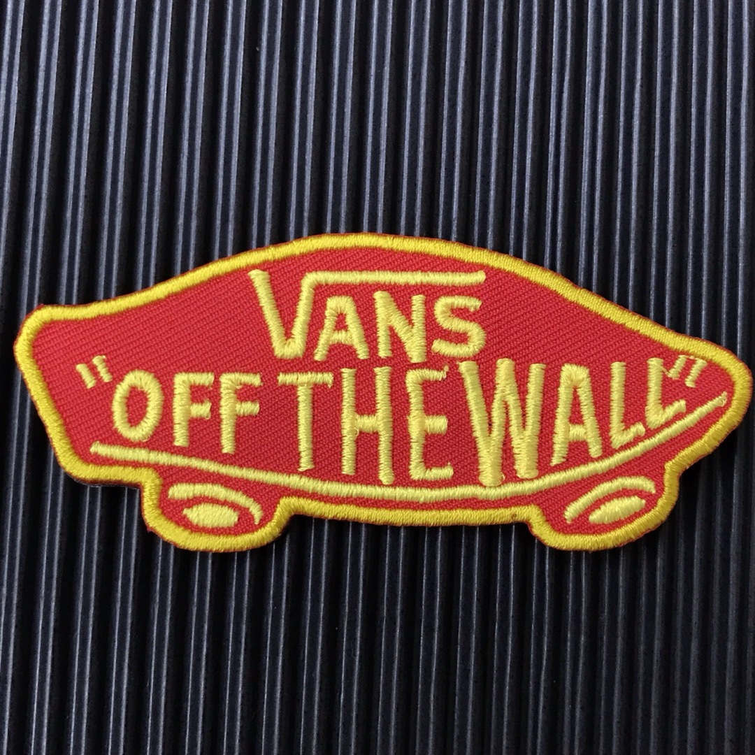 VANS(ヴァンズ)のVANS OFF THE WALL ロゴアイロンワッペン 赤×黄 蛍光糸使用 G レディースの帽子(その他)の商品写真