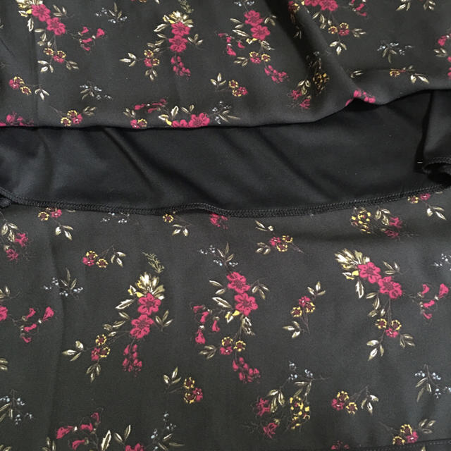 GU(ジーユー)の【新品】プライス⤵️GU  ニュアンスヘムスカート フラワー柄  XL レディースのスカート(ひざ丈スカート)の商品写真