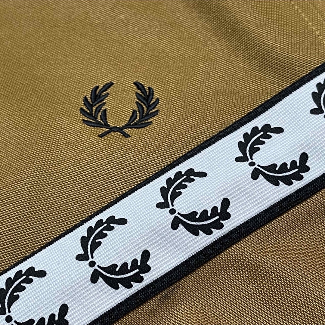 FRED PERRY(フレッドペリー)の新品同様Ｍ相当】フレッドペリー刺繍トラックジャケット古着ジャージ　ブラウン茶 メンズのトップス(ジャージ)の商品写真