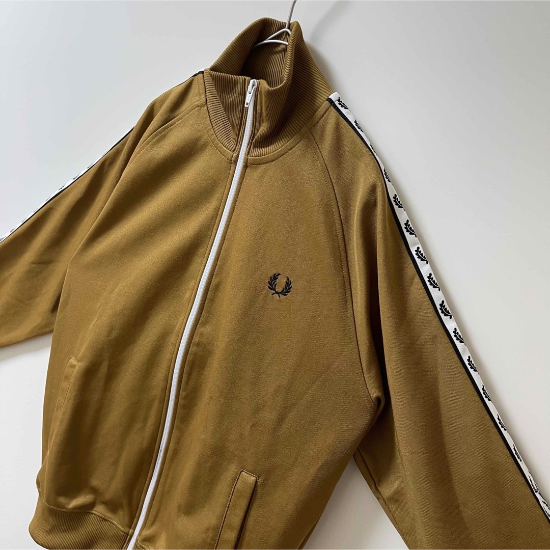 FRED PERRY(フレッドペリー)の新品同様Ｍ相当】フレッドペリー刺繍トラックジャケット古着ジャージ　ブラウン茶 メンズのトップス(ジャージ)の商品写真